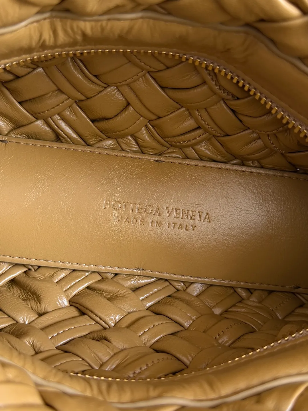 Batch 2560 BottegaVeneta's latest Kalimero cha cha fashionable chacha woven handbag, a solid product! This is really not easy to make. The oil-waxed cowhide used requires craftsmen with more than 10 years of experience to produce the effect. The hand-knitting process is very difficult and time-consuming. It is a very heavy-duty product. It has a unique texture and is worth buying. The length of the shoulder straps is also perfectly adjustable. Style number: 785780 Size: 28.5*15*6cm
